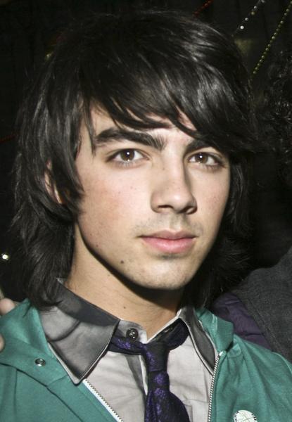 Joe-Jonas-joe-jonas-1633329-415-600.jpg